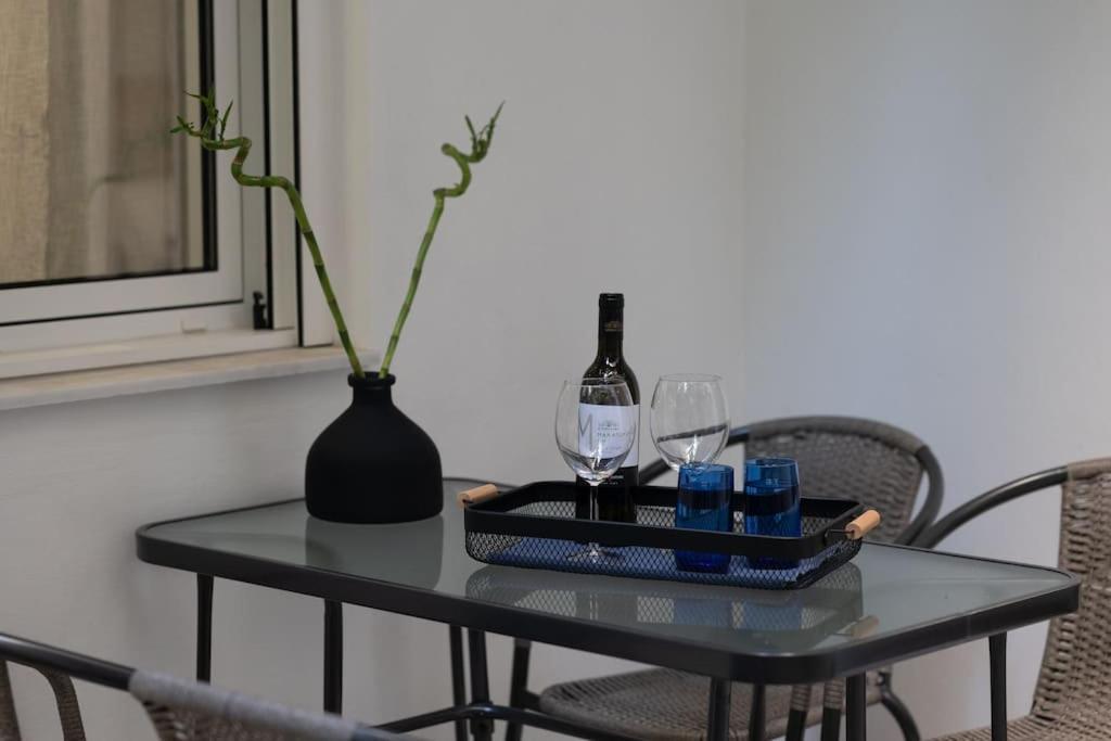 Stylish Abode Under Acropolis W/ Sunny Courtyard! Lägenhet Aten Exteriör bild