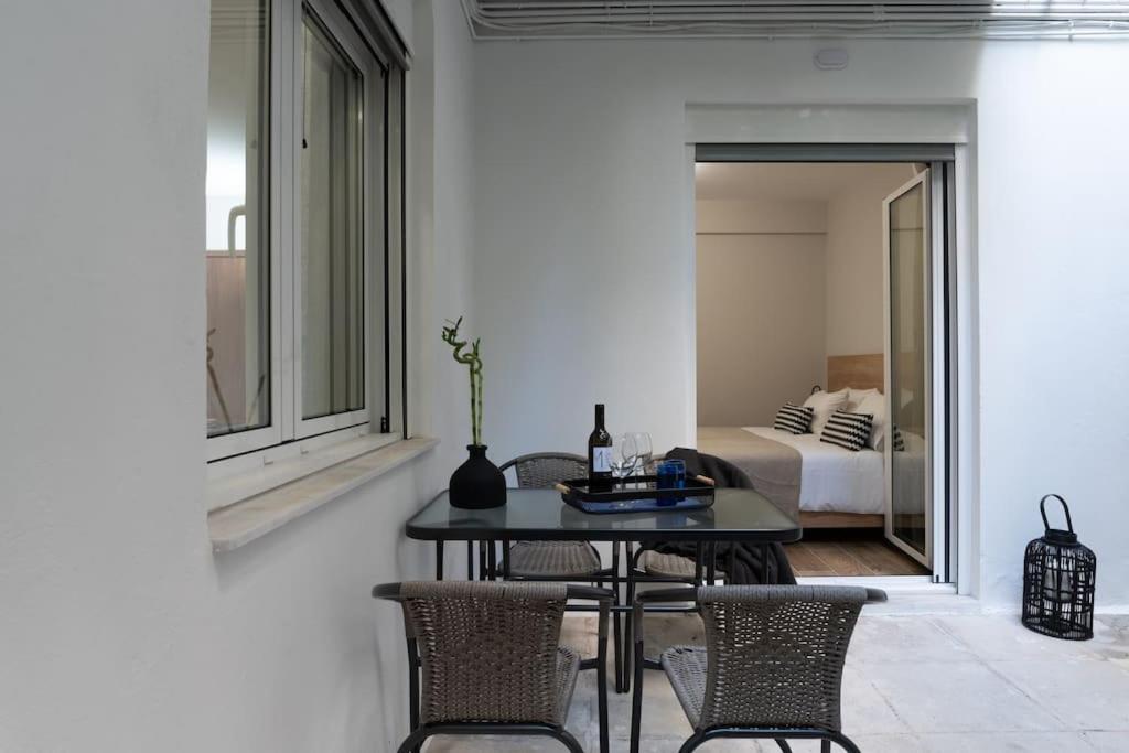 Stylish Abode Under Acropolis W/ Sunny Courtyard! Lägenhet Aten Exteriör bild